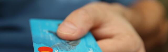 Report: iPhones to Accept Credit Cards Without Extra Hardware