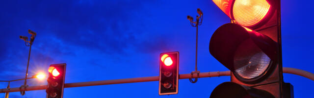 Why Some Intersections Switch To Flashing Traffic Lights At Night
