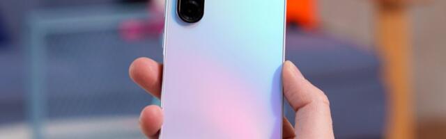 One of Samsung's latest mid-rangers supports seamless updates, another one doesn't