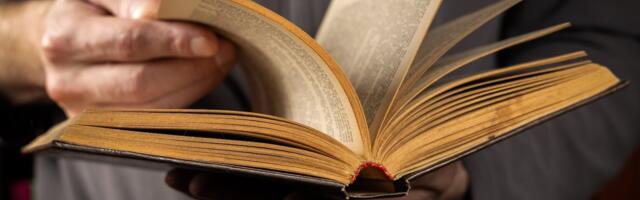 Chicago Paper Publishes ‘Summer Reading List’ of Fake Books Created With AI
