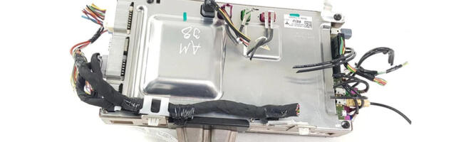 [Перевод] Запускаем бортовой компьютер Tesla Model 3 на своём столе, используя детали от разбитых автомобилей