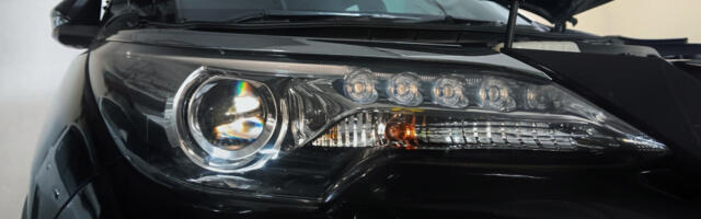 What Are Projector Headlights & How Are They Different From Reflector Ones?