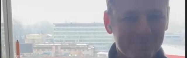 "Dobro došli u Mikijev dom!" Novinar Skaj sporta posetio stan Bosanca koji će utakmicu posmatrati iz svoje dnevne sobe! /VIDEO/