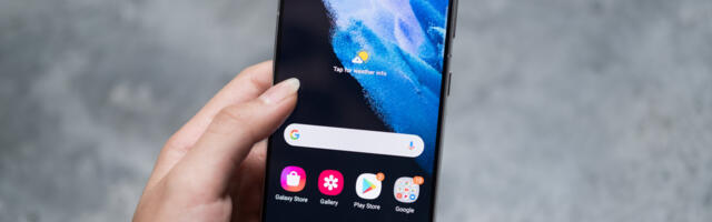 Why You May See Small Flashing Dots On Your Samsung Phone Screen