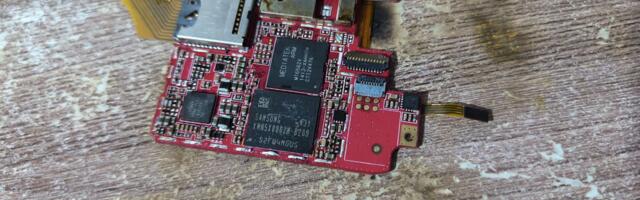 На фото — враг Android-смартфонов первой половины 2010-х