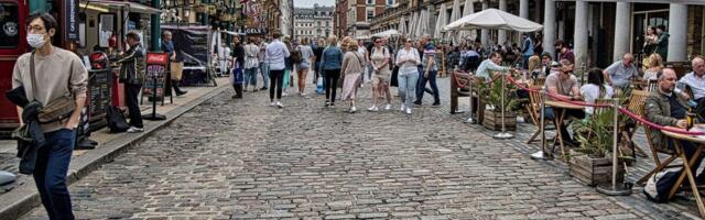 UK Tourists Cheer the Pound’s Slide But Londoners Find Little Cheer in Economy