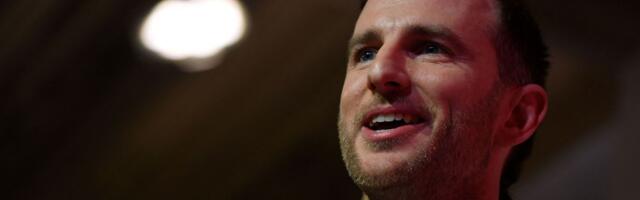 What Is That Mysterious Metallic Device US Chief Design Officer Joe Gebbia Is Using?