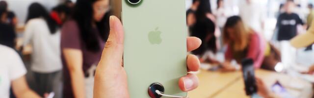 Apple predicts holiday boom in iPhone sales Apple predicts holiday boom in iPhone sales