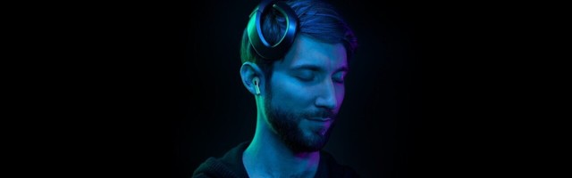 This noggin-reading gadget plays songs based on your brain waves