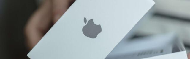 Apples foldable iPhone will have four cameras and Touch ID, report claims