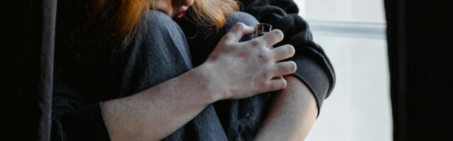 Psychology says the loneliest people in middle age aren’t the ones without a partner — they’re the ones in long marriages where both people stopped being curious about each other years ago, and they share a bed, a calendar, and a life with someone they’ve quietly stopped knowing, and loneliness in a full house has a specific weight that single loneliness doesn’t carry