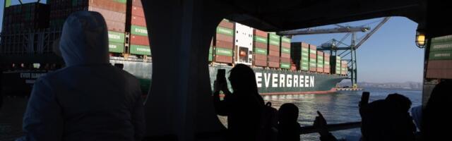Free Port of Oakland harbor tours give passengers an inside look at the seaport
