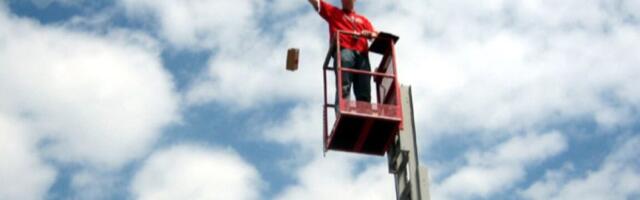 The key to a successful egg drop experiment? Drop it on its side
