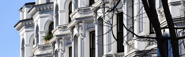 The Grosvenor family started building Grosvenor Square in the 1720s but leased the houses instead of selling — 99 years at a time — so London’s priciest homes quietly return to the family that owns the ground beneath them