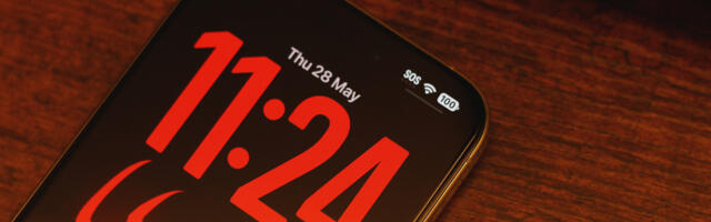 What's The Line Below The Battery Icon On Your iPhone Lock Screen For?