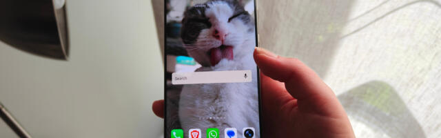 I had ‘smartphone pinky,’ but these 7 tricks helped me stop the pain