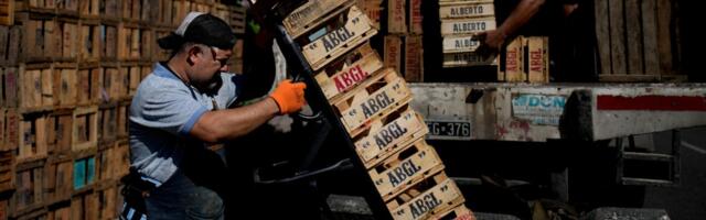 Argentina devalues peso to respond to economic ’emergency’