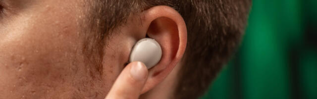 Are noise canceling headphones putting your hearing at risk? Audiologists sound the alarm