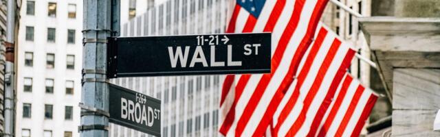 As the government shutdown drags on, company earnings may give a clue about how the economy is faring