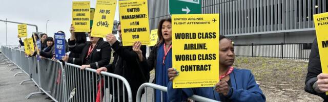 United Flight Attendants Picket at U.S., U.K. Airports as Contract Negotiations Stall