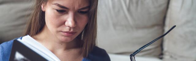 Psychology says people who educated themselves through reading and curiosity instead of formal degrees solve problems in a fundamentally different way — and these 8 cognitive patterns explain why classrooms can’t replicate it