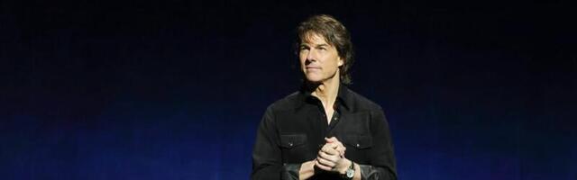 Tom Cruise paid tribute to Val Kilmer with a moment of silence during his speech at CinemaCon