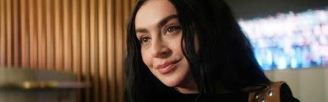 Charli XCX stars in very mean 'SNL' meet cute