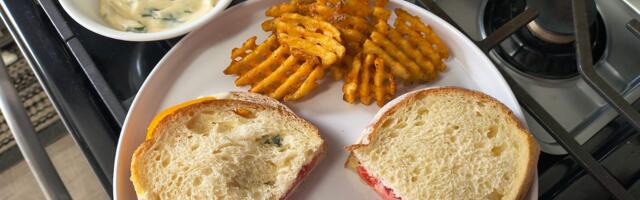 I tried Ina Garten's tomato sandwich recipe — and found it to be the perfect easy summer lunch