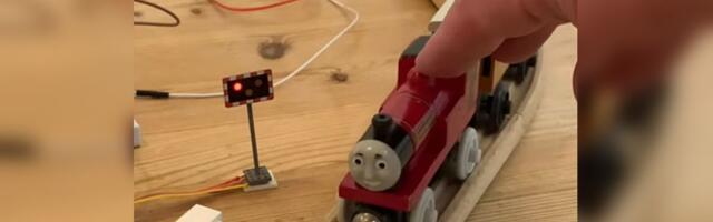 This Raspberry Pi Pico drives tiny level crossing lights for a model train