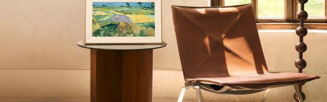 Pexar’s new digital photo frame features a unique wall-light display, and it looks stunning