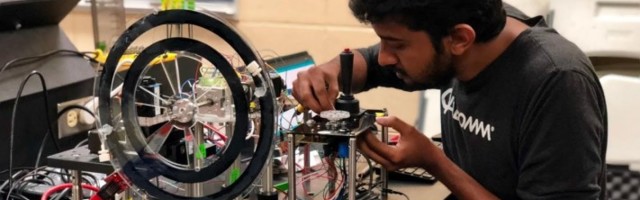 This looping aquatic treadmill lets tiny ocean creatures swim forever under the microscope