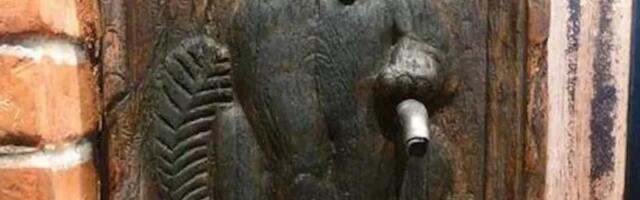 Перед вами первый «торговый автомат» по продаже крепкого алкоголя. Вы не поверите, но ему уже почти три века