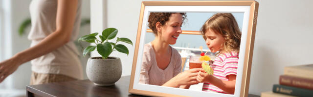 Save on Arzopa’s award-winning D14 digital photo frame and bring your memories to life