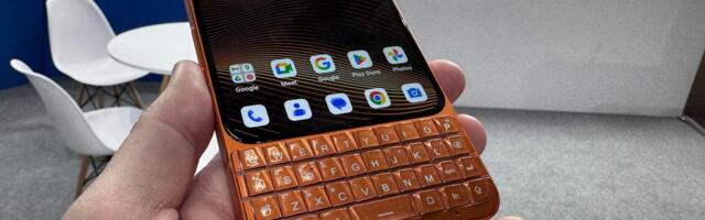 The BlackBerry-Esque Smartphone With a Full Keyboard Just Launched on Kickstarter