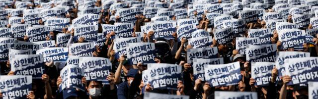 More than 30,000 Samsung union members take to the streets to demand an average bonus of $400,000 per worker — May 21 strike date looms, union points to rival SK hynix granting higher bonuses to its employees
