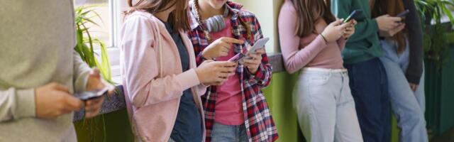 Study Shows Teens Use Phones More Than an Hour a Day at School