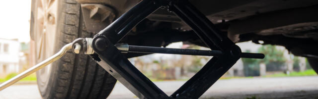 Hydraulic Vs. Screw Jacks: What's The Difference Between These Mechanic Tools?
