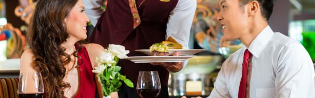 Psychology says people who can’t start eating until everyone at the table has their food display these 7 highly desirable traits