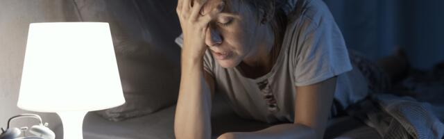 People who have dozens of acquaintances but no one they can call at 2 am usually display these 7 quiet traits, according to psychology