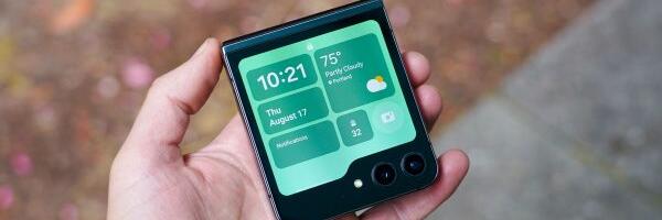 Samsung Knocks Up to $785 Off Galaxy Z Flip 5 in Discover Deal (10% Off, $600 Trade, More)