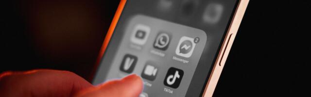 Diminish Distractions by Setting Your iPhone to Gray Scale When You're Home
