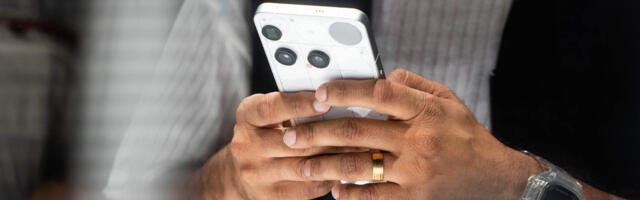 Survey confirms: Most of us are at risk of ‘smartphone pinky’