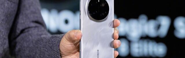 Honor Magic7 Pro showed off at the Snapdragon Summit stage