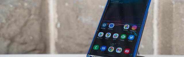 Samsung is thinking about Galaxy phones with built-in magnets, no wired charging