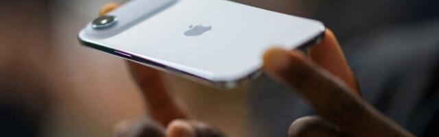 Watch Apple execs challenge interviewers to try to bend the iPhone Air