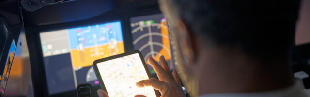“Get off the iPad!” warns air traffic control as Spirit flight nears Air Force One