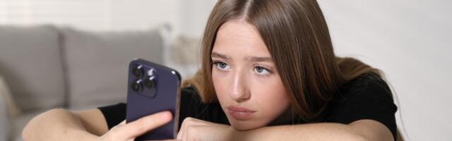 Psychology says people who are cold through text but warm in person aren’t being inconsistent — they’re showing you exactly where their warmth lives, which is in the room, in the eye contact, in the unrepeatable presence of another human being, and the medium that removes all of those things removes most of what they have to give