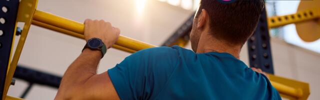 3 simple tricks I used in the gym to hit my first set of 10 strict pull-ups