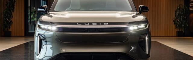 The 2025 Lucid Gravity impresses us with slick handling, magic ride