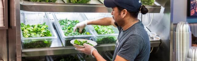 Taco Bell and other major chains are taking a hit from the cyclospora outbreak, early foot traffic data shows